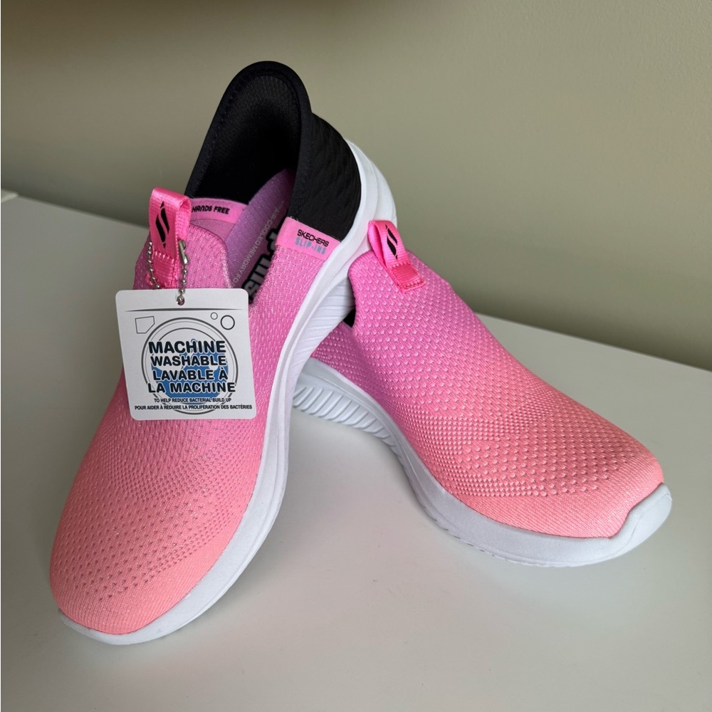 *NWT* Skechers Girls Slip-On Sneakers with size 4 perfect for school